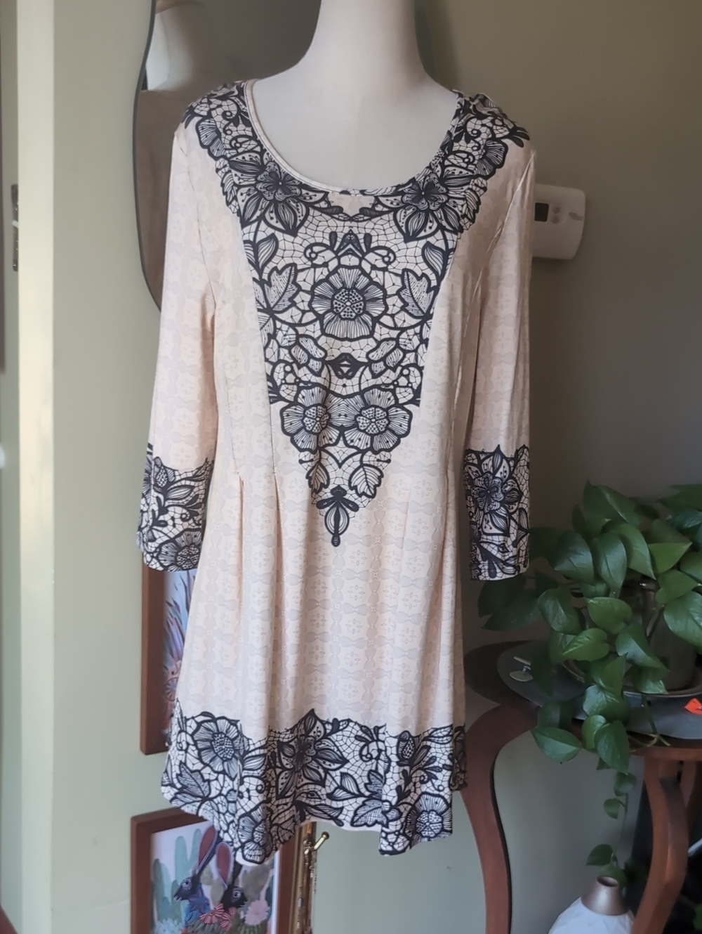 Lily by Firmiana Women's Size Medium Floral Lace Print Cream and Black Tunic